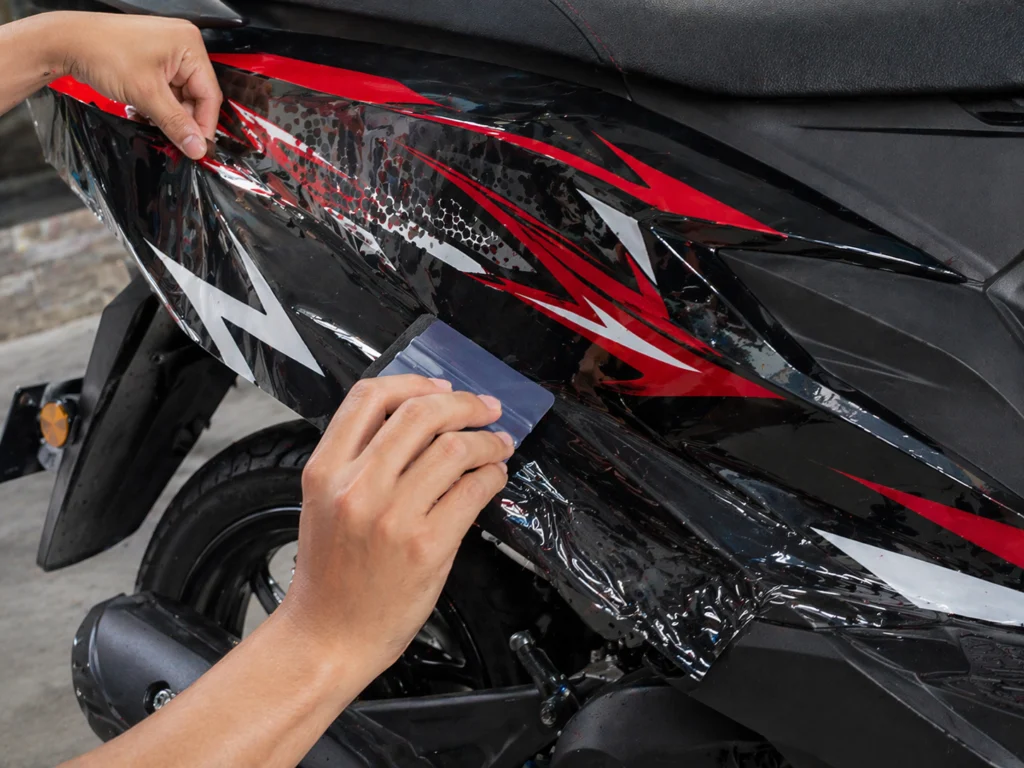 cara pasang stiker motor rakel dari tengah ke tepi keluarkan gelembung udara