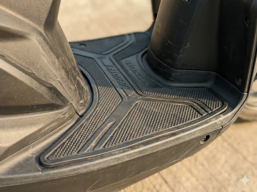 rubber step floor karpet dek Honda BeAT 2026 terpasang